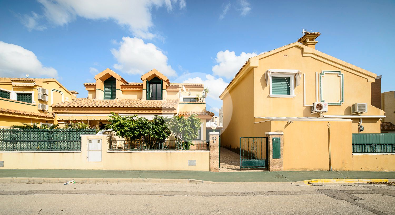 Vista exterior de Casa adosada en venda en Orihuela amb Terrassa, Moblat i Rentadora