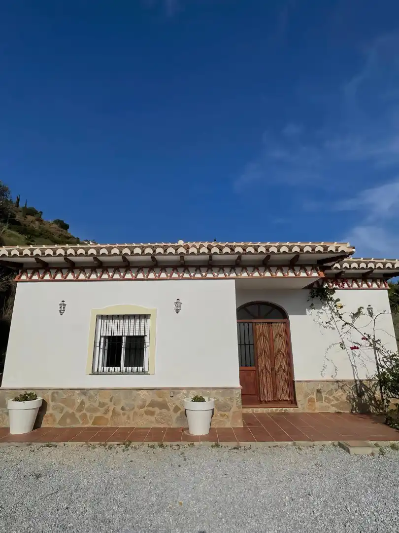 Vista exterior de Casa o xalet en venda en Torrox amb Jardí privat, Piscina i Moblat