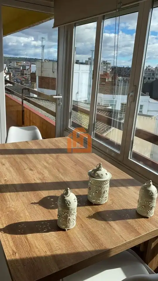 Terrassa de Pis de lloguer en León Capital  amb Calefacció, Parquet i Traster