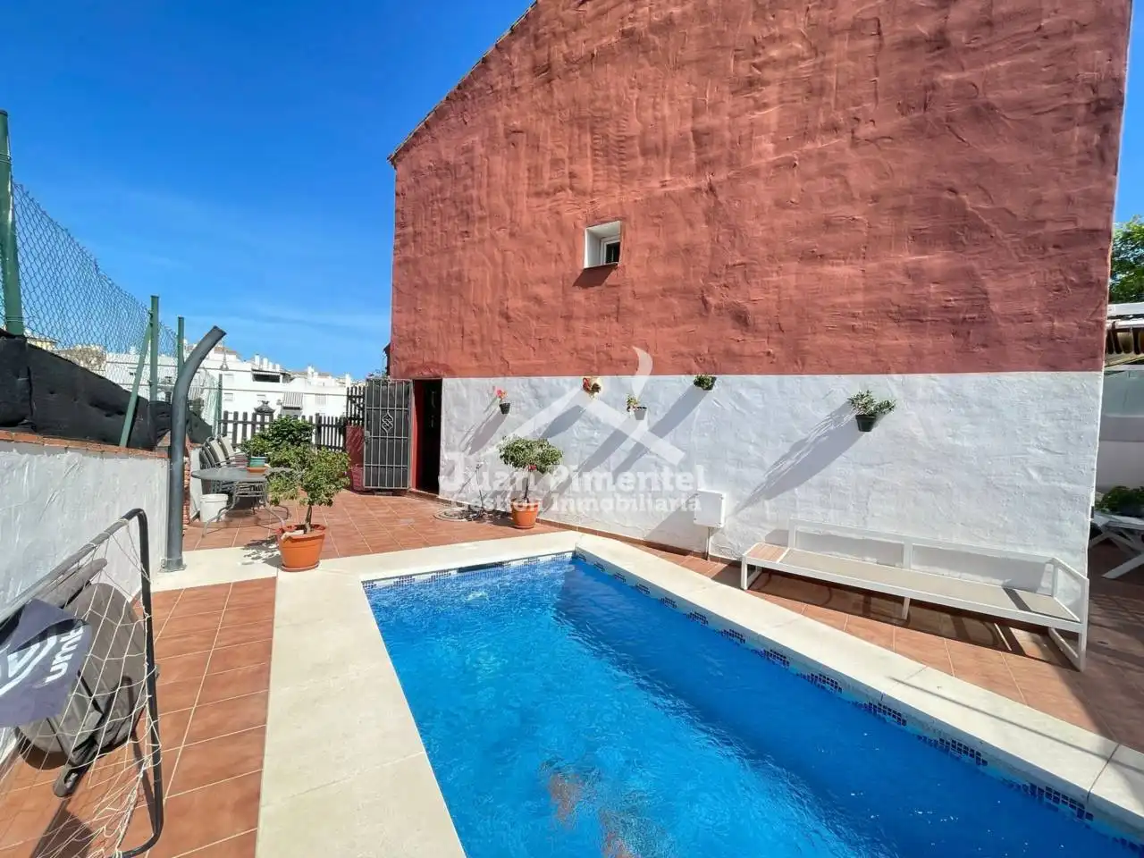 Vista exterior de Casa adosada en venda en Estepona amb Aire condicionat, Jardí privat i Terrassa