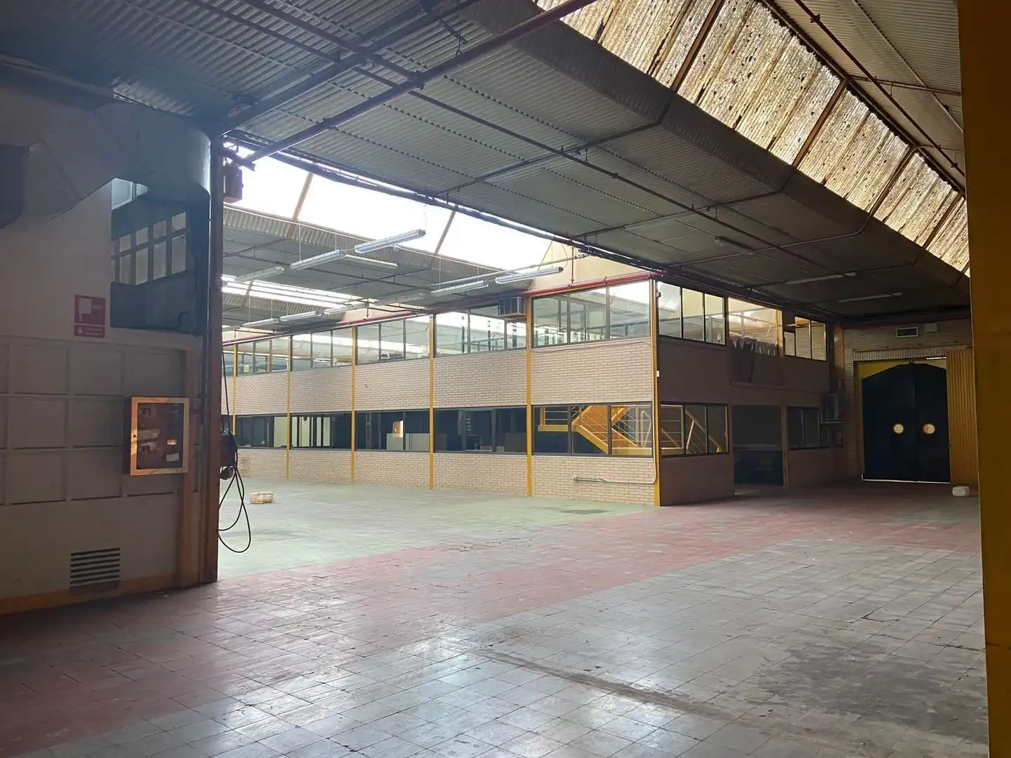 Vista exterior de Nau industrial de lloguer en León Capital 