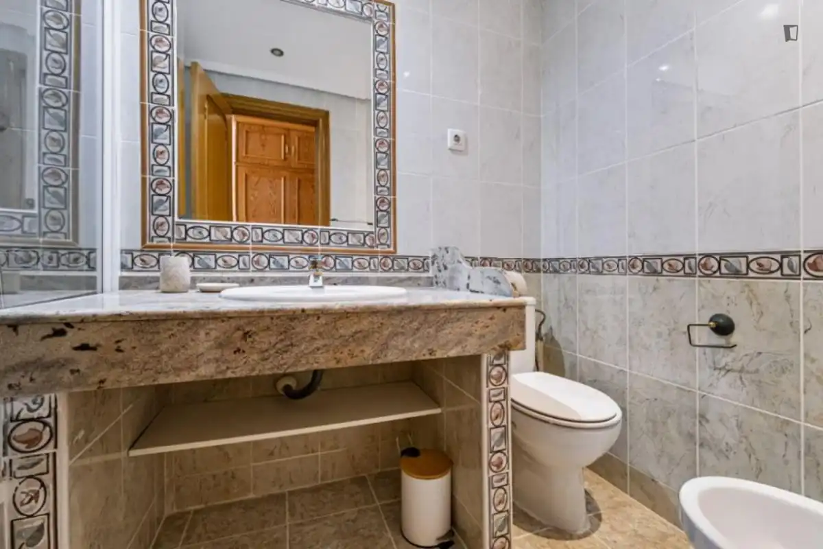 Bany de Casa o xalet per a compartir en Madrid amb Calefacció, Moblat i Forn