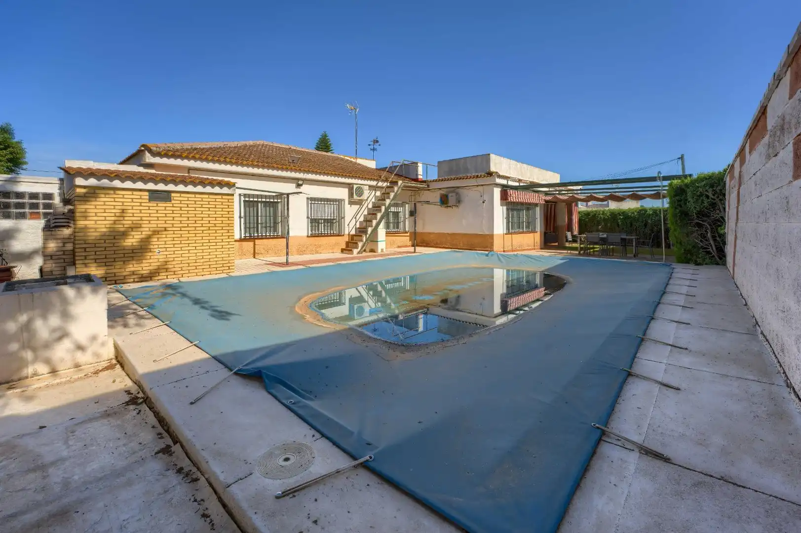 Swimming pool of Houses for sale in Palomares del Río  with Air Conditioner, Heating and Private garden