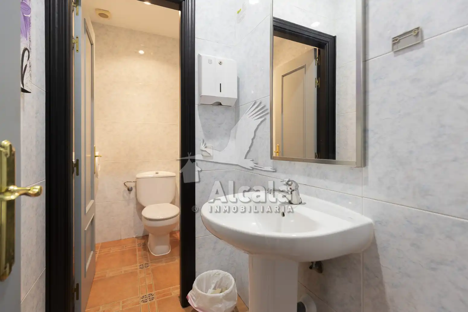 Baño de Local en venta en Alcalá de Henares
