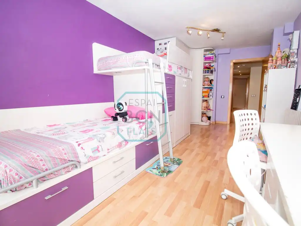 Schlafzimmer von Maisonette zum Verkauf in Barcelona