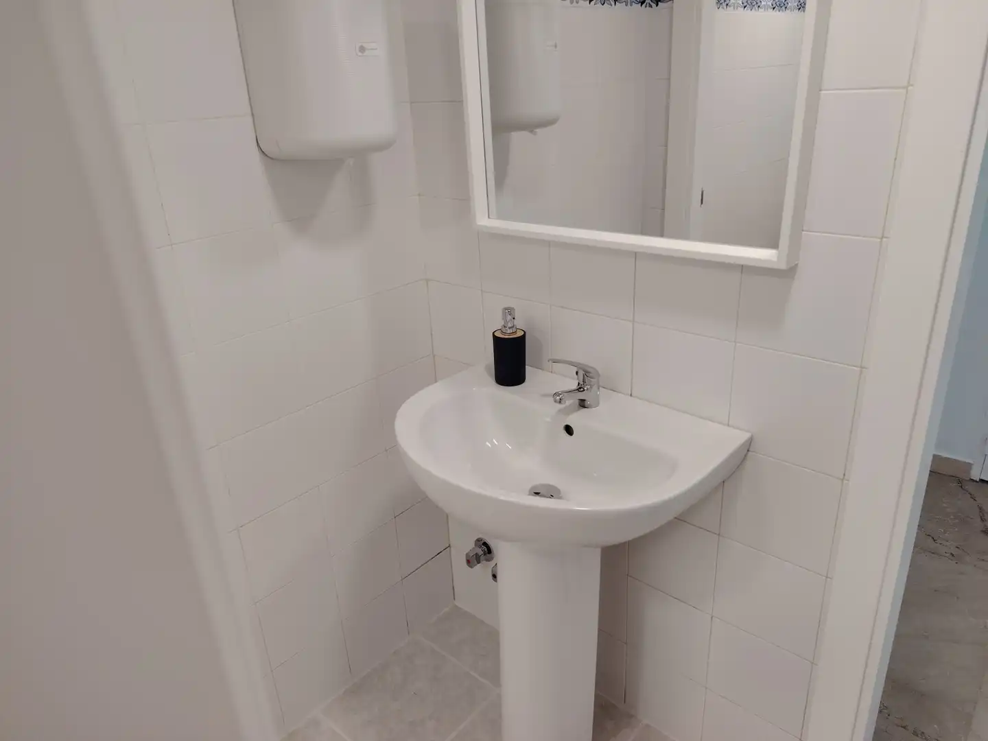 Baño de Local de alquiler en Sanlúcar la Mayor con Aire acondicionado, Calefacción y Amueblado