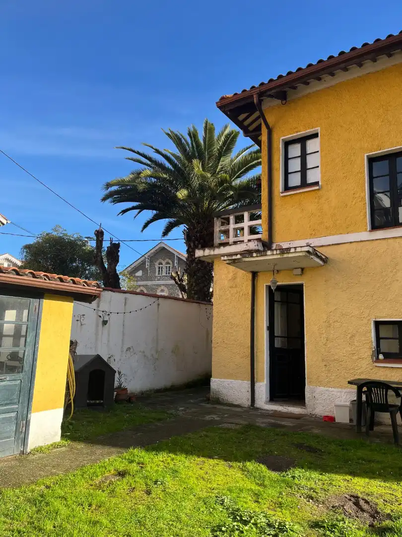 Vista exterior de Casa o xalet en venda en Castrillón amb Calefacció, Jardí privat i Terrassa