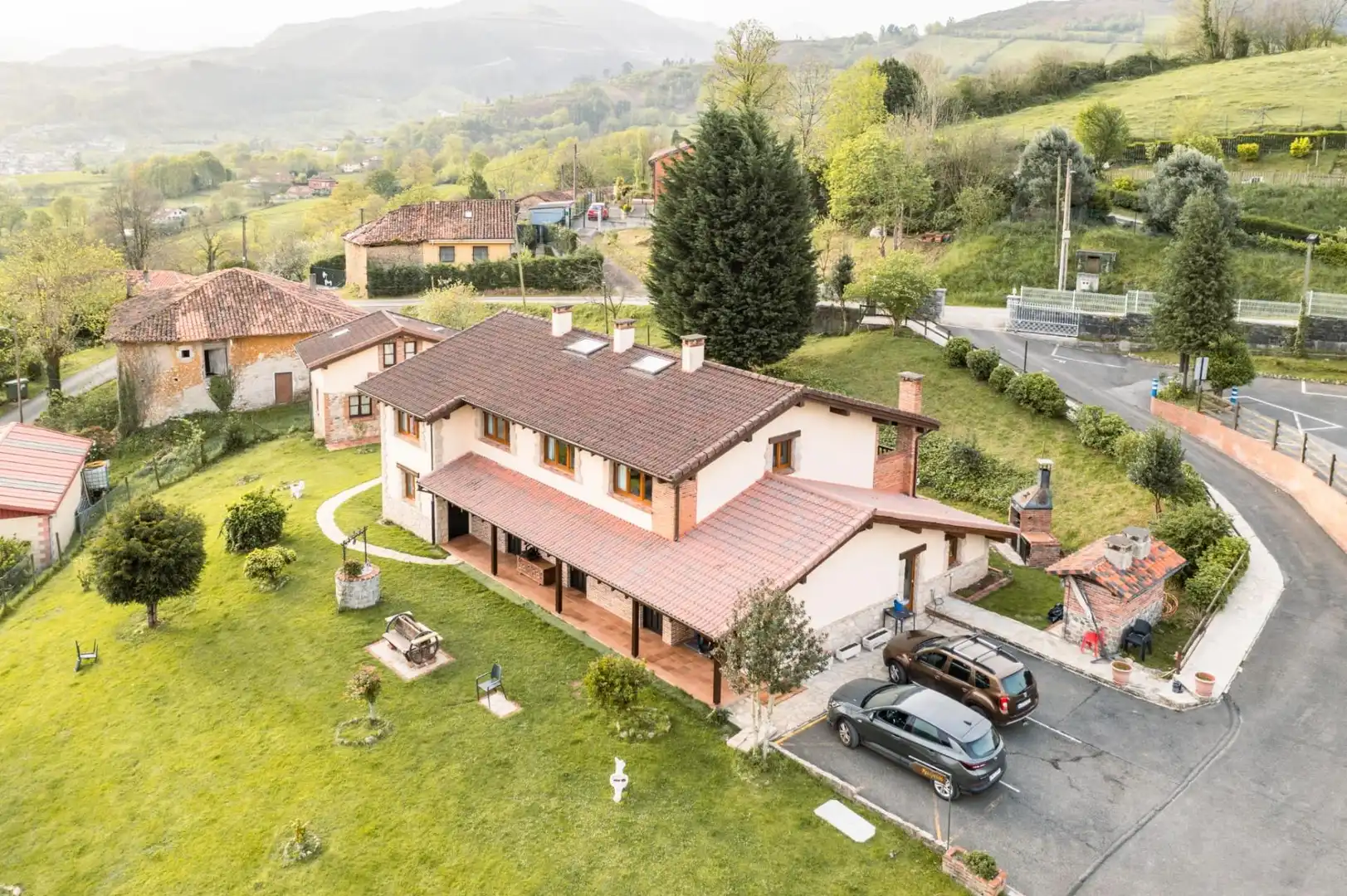 Buildings for sale in Lugar Parres, Parres
