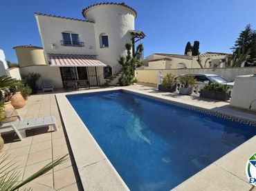 Casa con piscina en venta en Carrer Pení