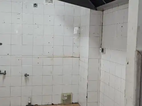 Badezimmer von Geschaftsraum zur Miete in Sevilla mit Klimaanlage und Heizung