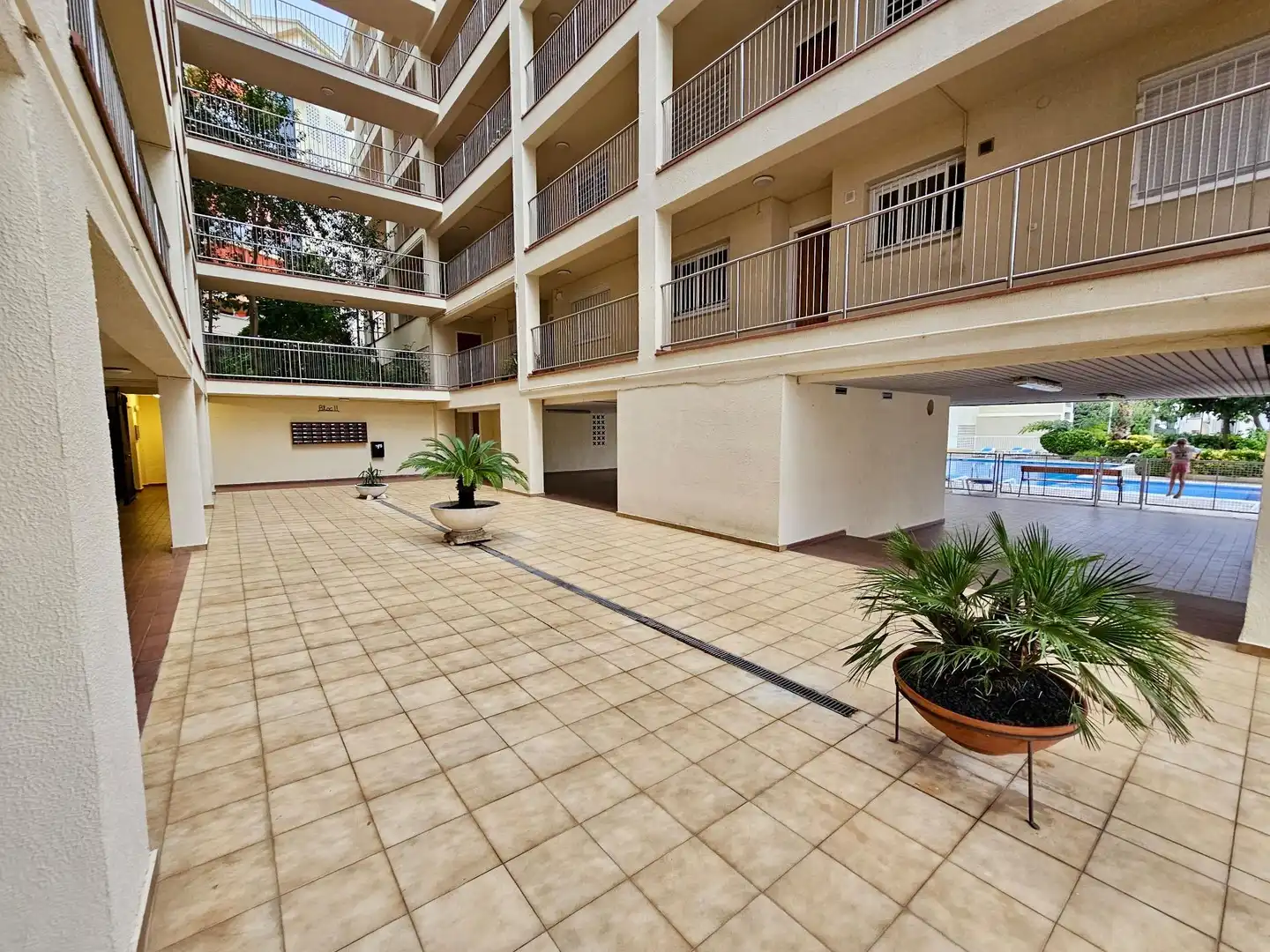 Vista exterior de Piso en venta en Sant Pol de Mar con Terraza, Balcón y Piscina comunitaria