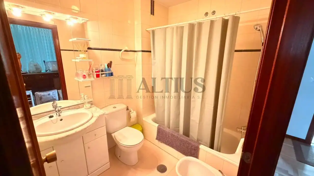 Bathroom of Flat for share in Santiago de Compostela   with Heating and Furnished