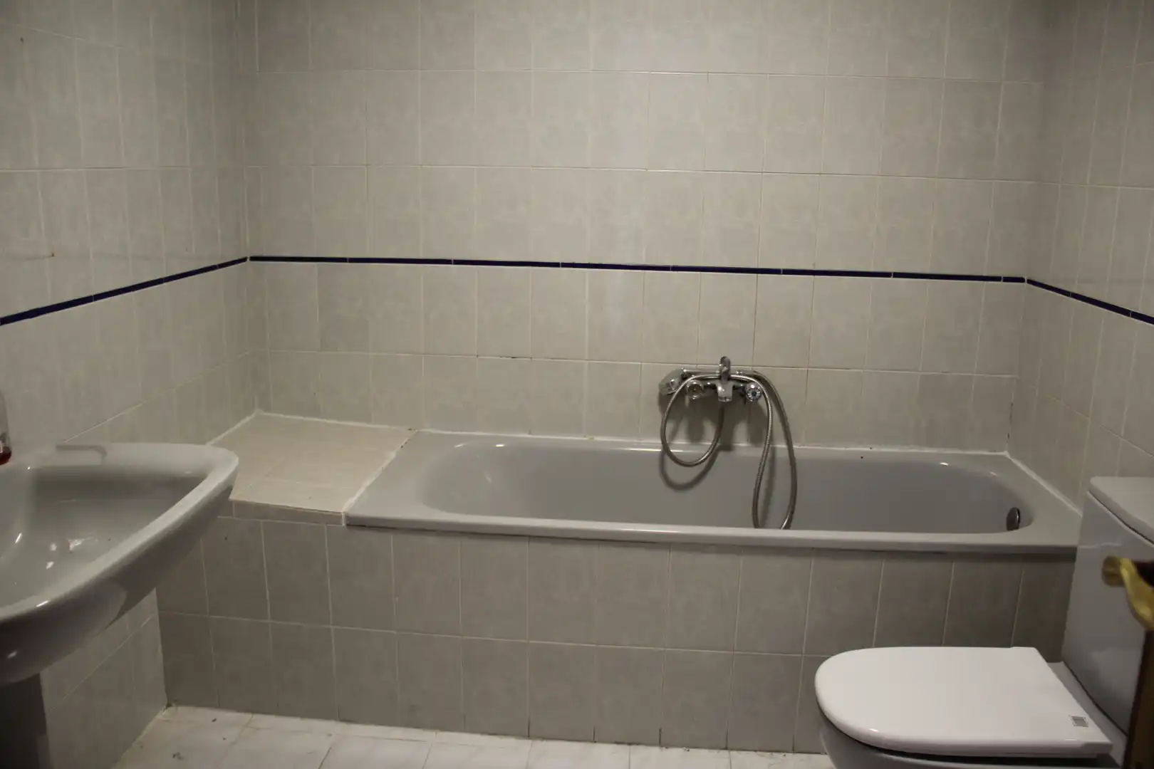 Bathroom of Flat for sale in Santa Marta de Tormes  with Air Conditioner, Heating and Parquet flooring