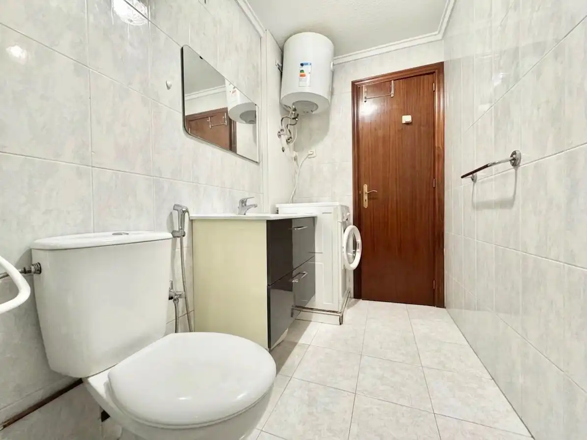 Bathroom of Apartments for rent in Torrevieja  with Terrace, Swimming Pool and Furnished