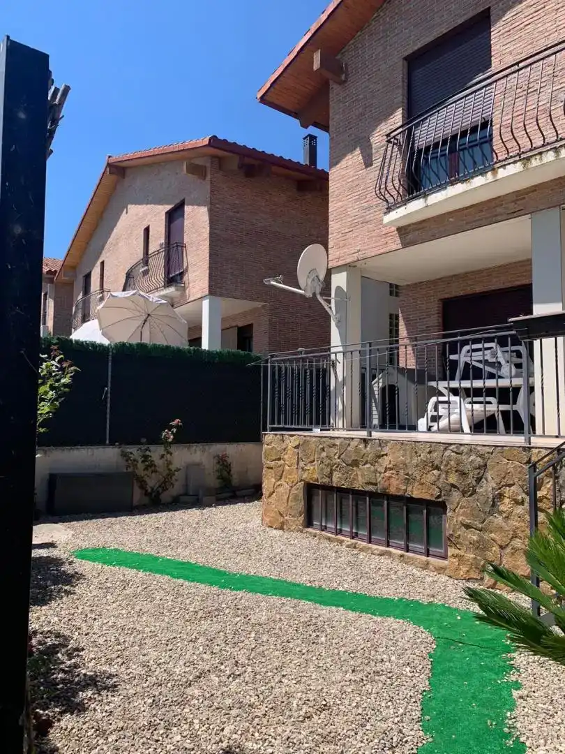 Terrassa de Casa adosada en venda en Clavijo amb Jardí privat, Traster i Piscina