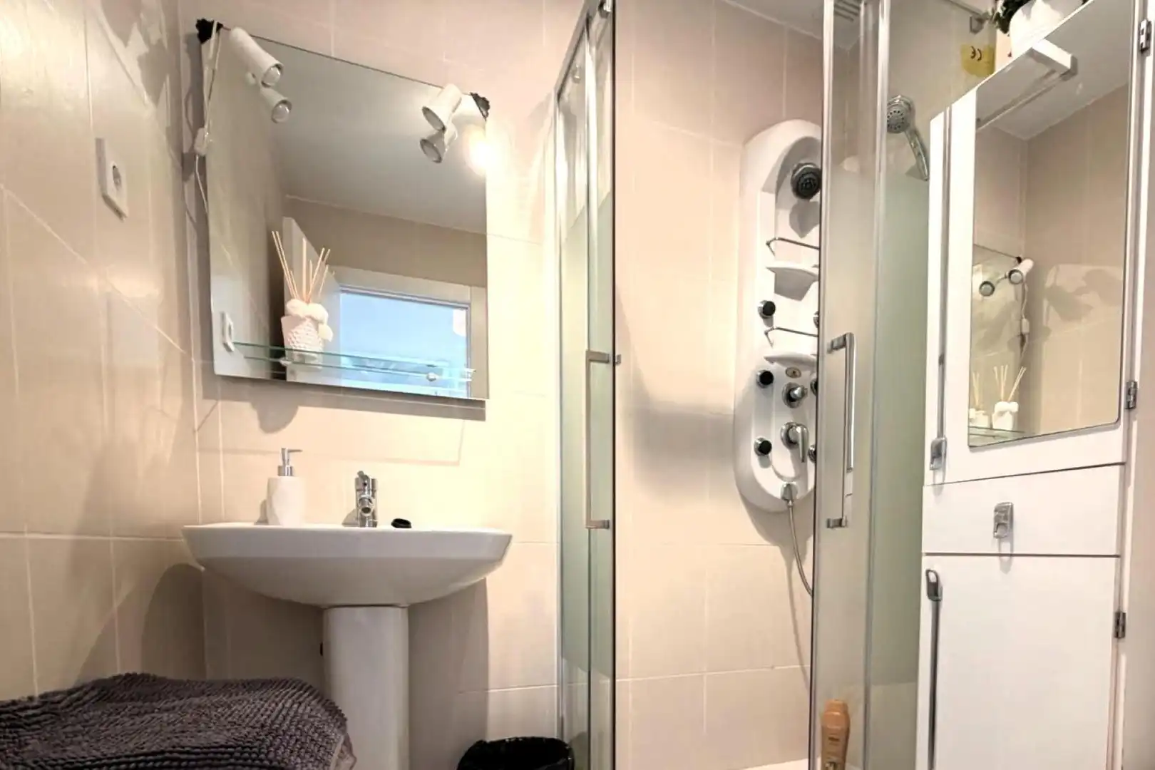 Badezimmer von Einfamilien-Reihenhaus zum Verkauf in Torrevieja mit Klimaanlage, Heizung und Terrasse