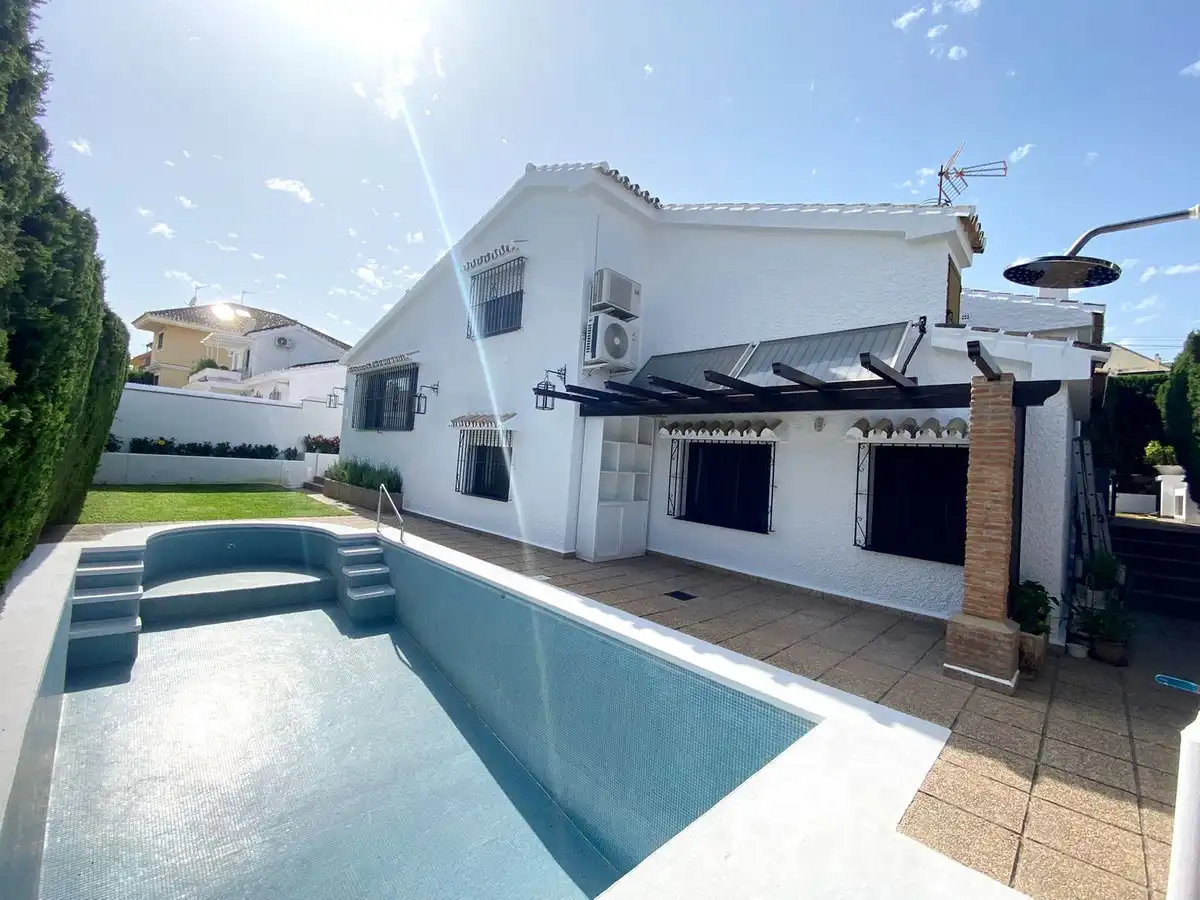 Villa con piscina in vendita a Castillo Sohail - Myramar