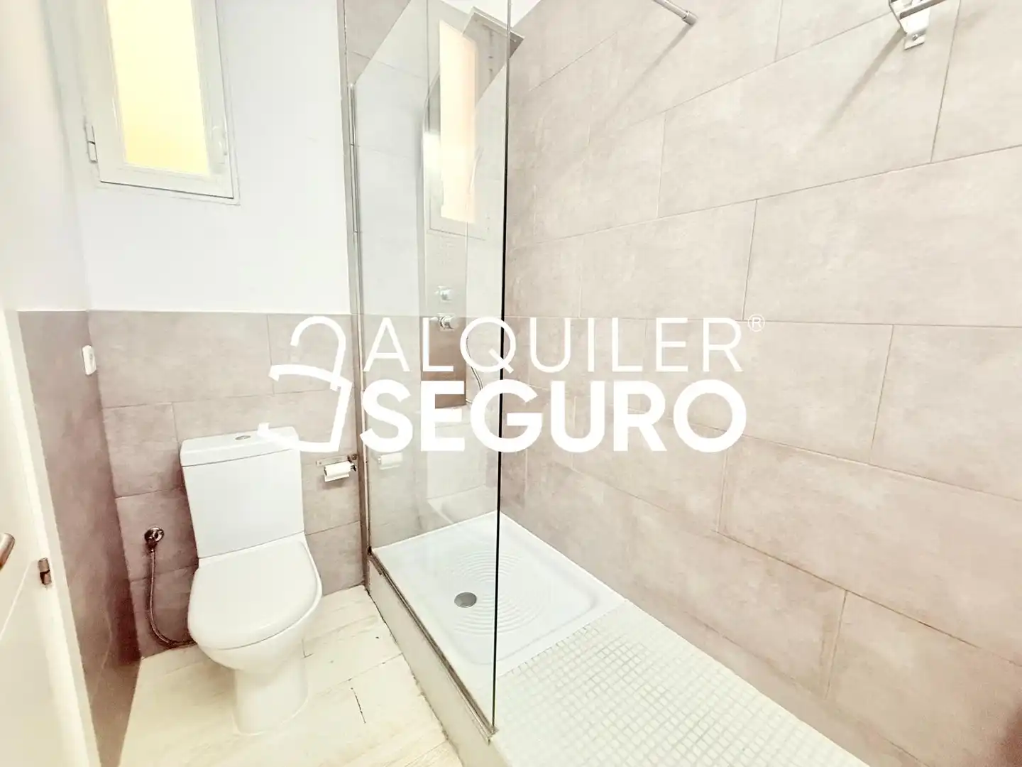Bathroom of Flat for rent in Madrid  with Air Conditioner and Heating