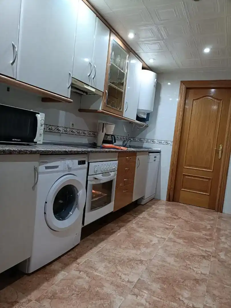 Cuina de Planta baixa en venda en Madrigal de las Altas Torres amb Parquet i Moblat