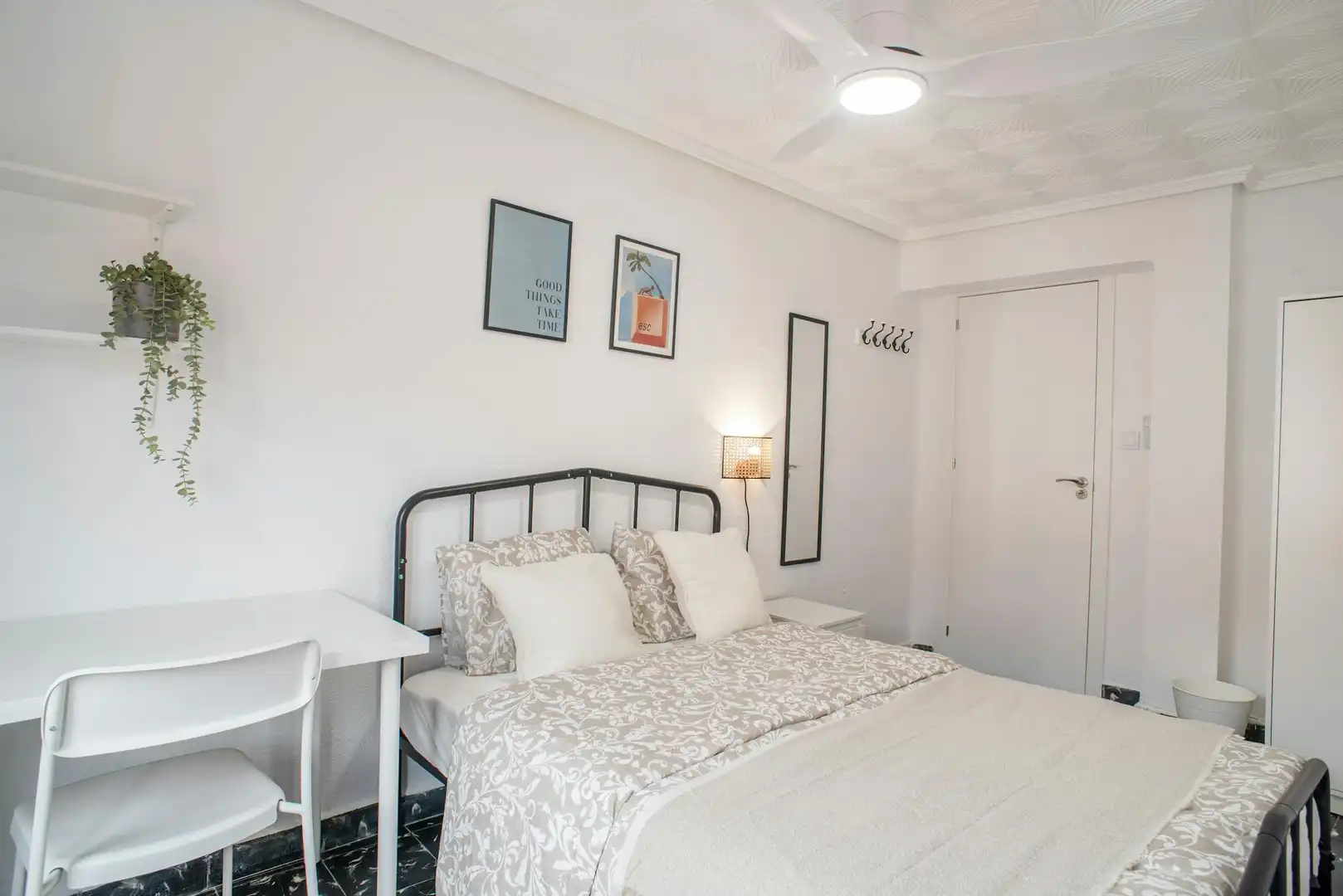 Schlafzimmer von Wohnung zur untervermieten in Valencia mit Waschmaschine