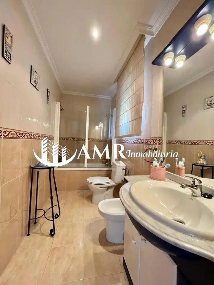 Baño de Casa adosada en venta en Casarrubuelos con Aire acondicionado, Calefacción y Jardín privado