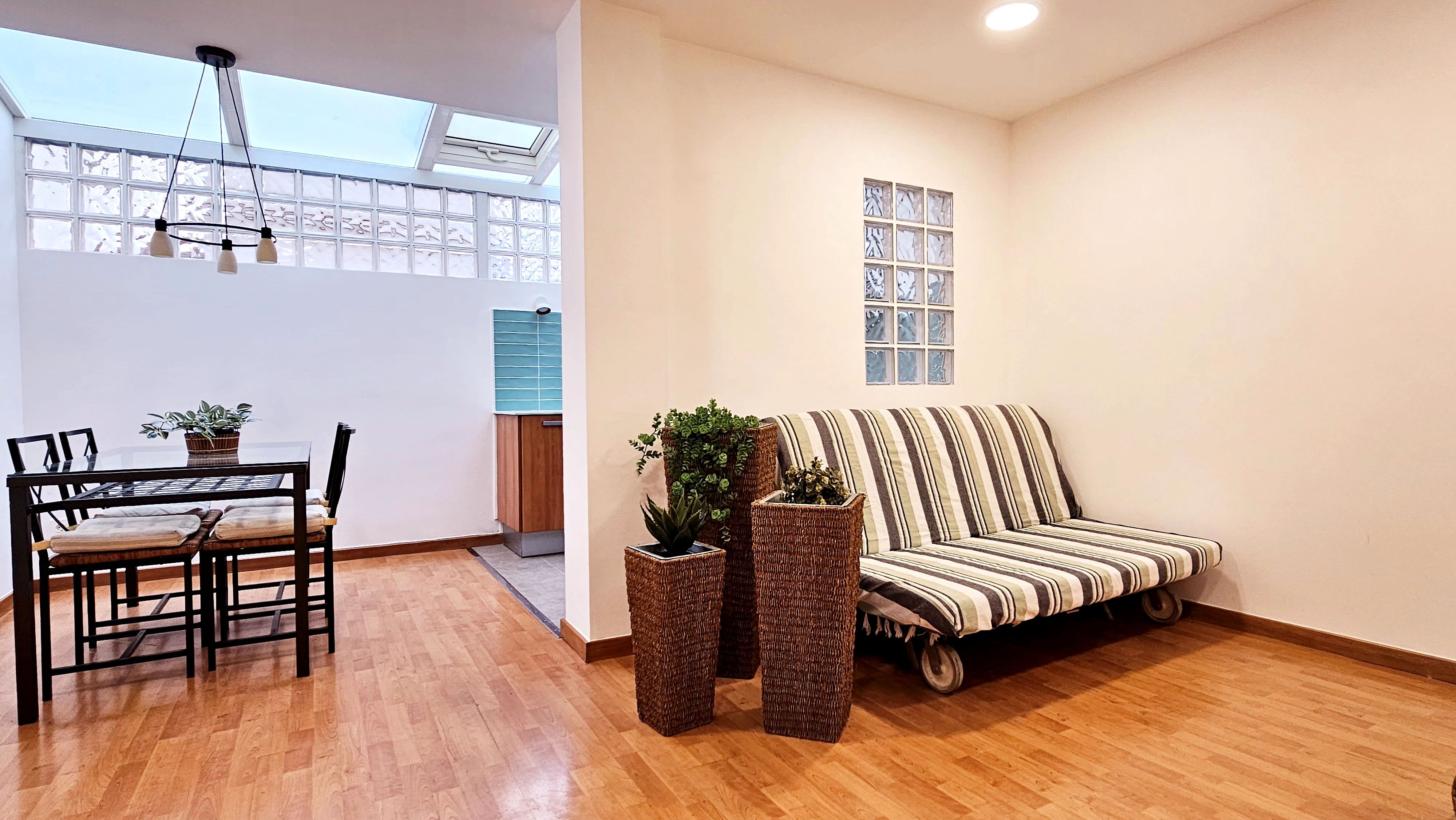 Living room of Flat for sale in Cerdanyola del Vallès  with Parquet flooring, Oven and Washing machine