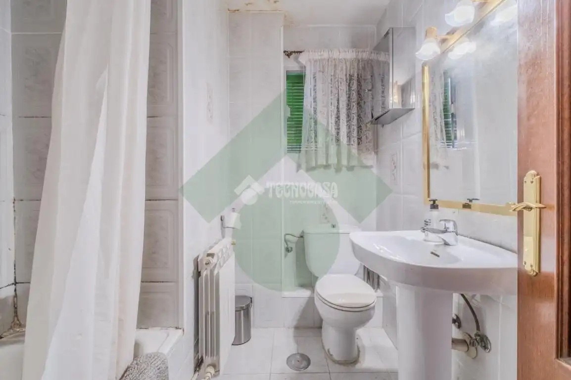 Bathroom of Flat for sale in Madrid  with Heating and Terrace