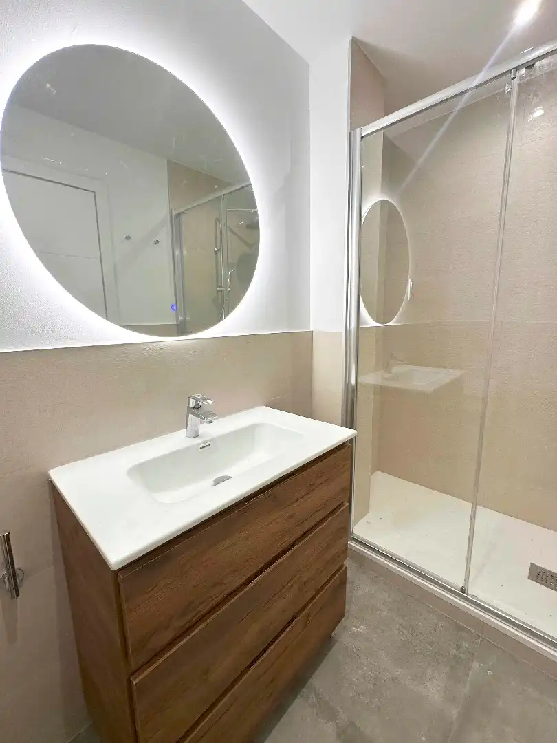 Badezimmer von Loft zum Verkauf in Madrid mit Klimaanlage, Ofen und Waschmaschine