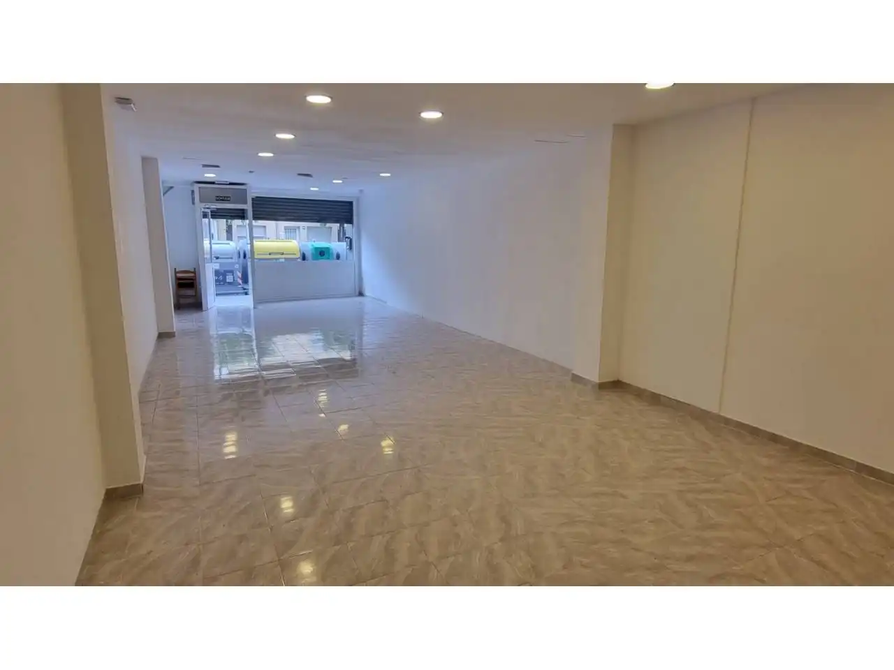 Local comercial en alquiler en Calle Calabria 148, imagen 2