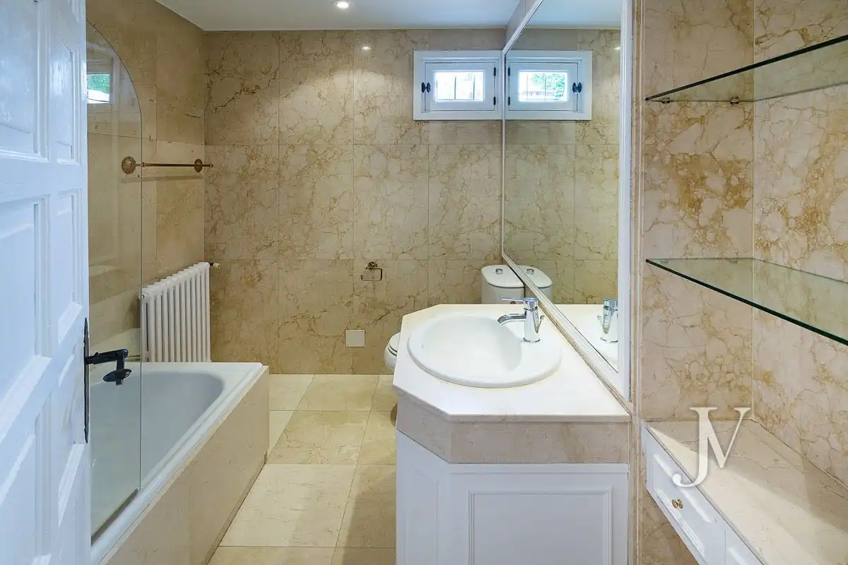 Bathroom of Houses for rent in Madrid  with Air Conditioner, Heating and Private garden