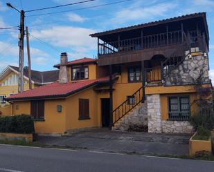 Vista exterior de Casa o xalet en venda en Valdés - Luarca amb Terrassa i Piscina