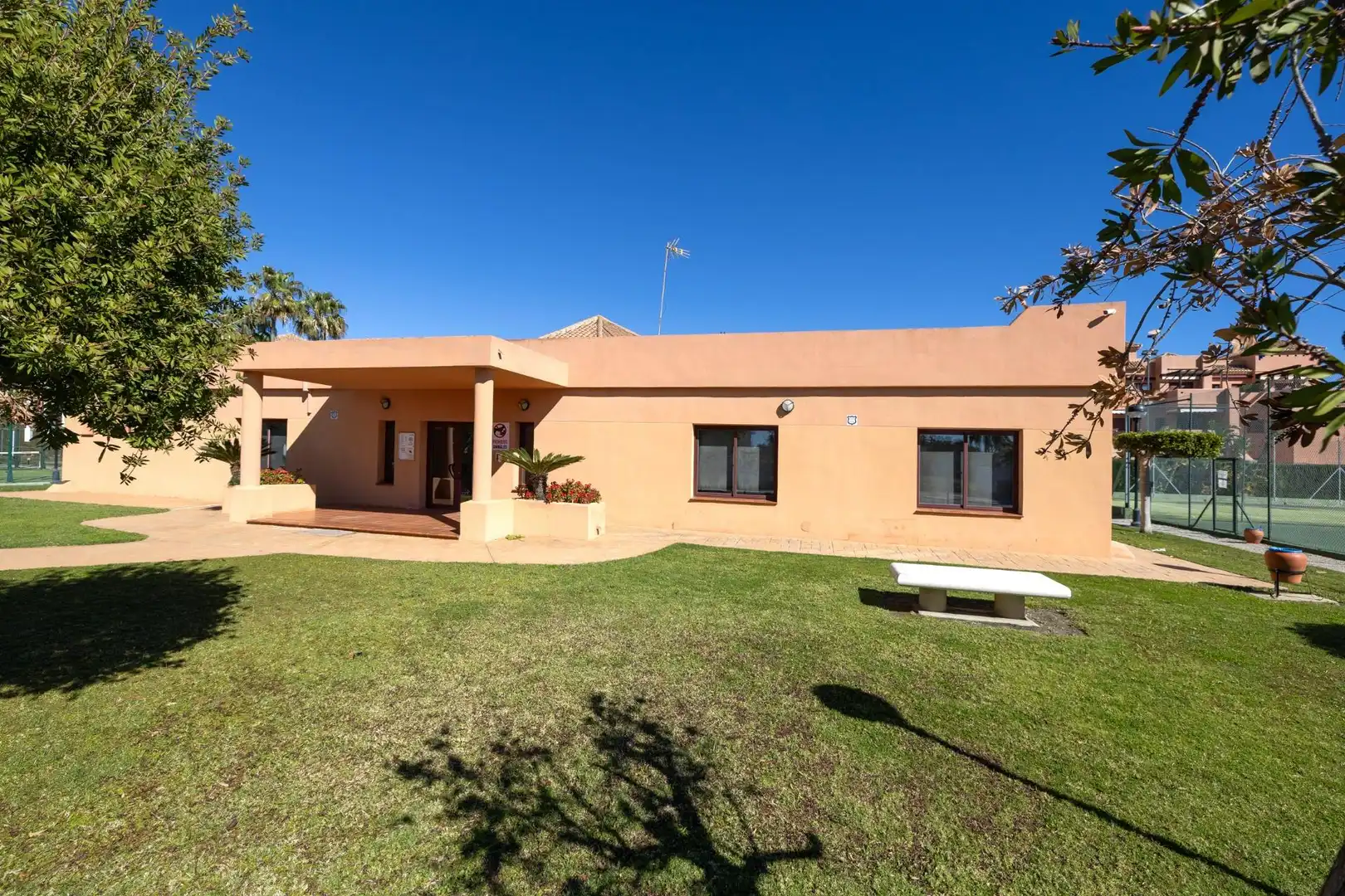 Vista exterior de Àtic en venda en Motril amb Aire condicionat, Traster i Piscina comunitària