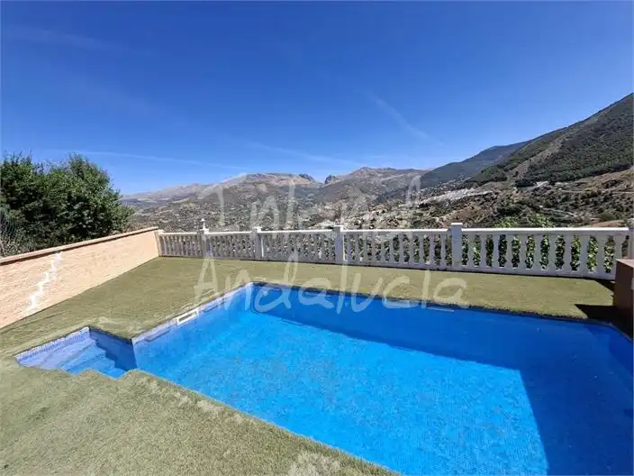 Detached house with pool for sale in Alcaucín