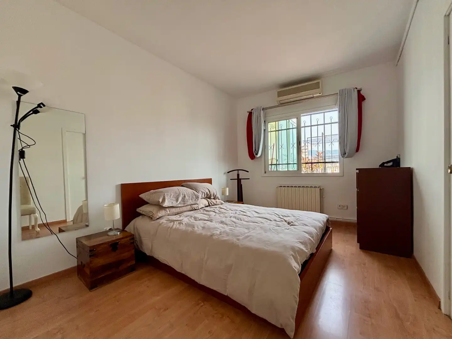 Schlafzimmer von Dachboden zur Miete in Barcelona mit Klimaanlage, Heizung und Parkett