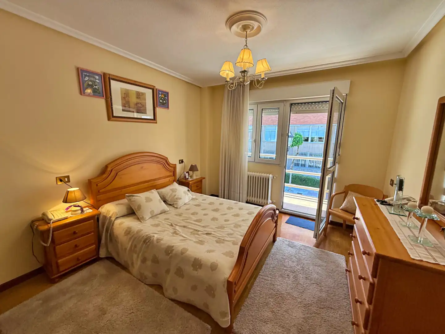Habitación de Casa adosada en venta en Oviedo  con Calefacción, Jardín privado y Parquet