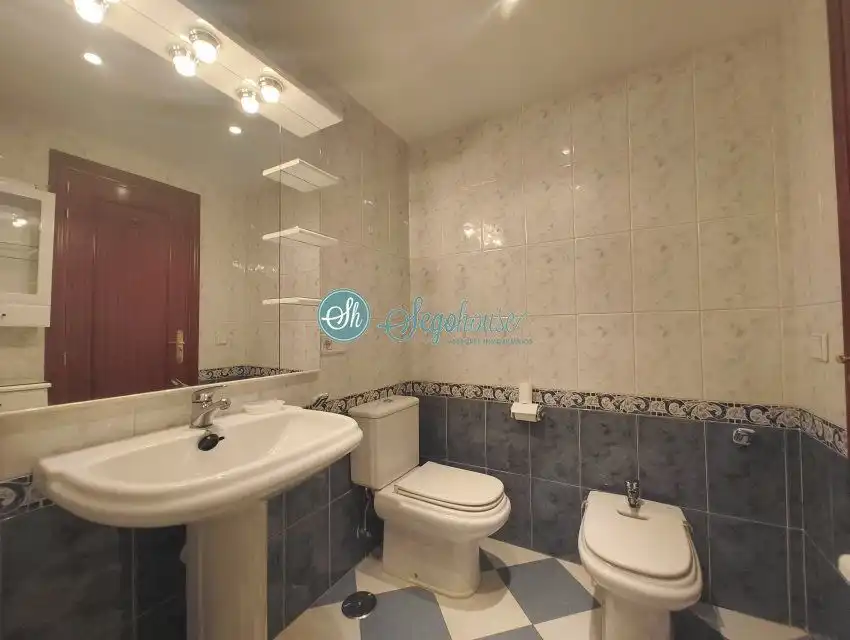 Bathroom of Flat for rent in Segovia  with Heating, Parquet flooring and Terrace
