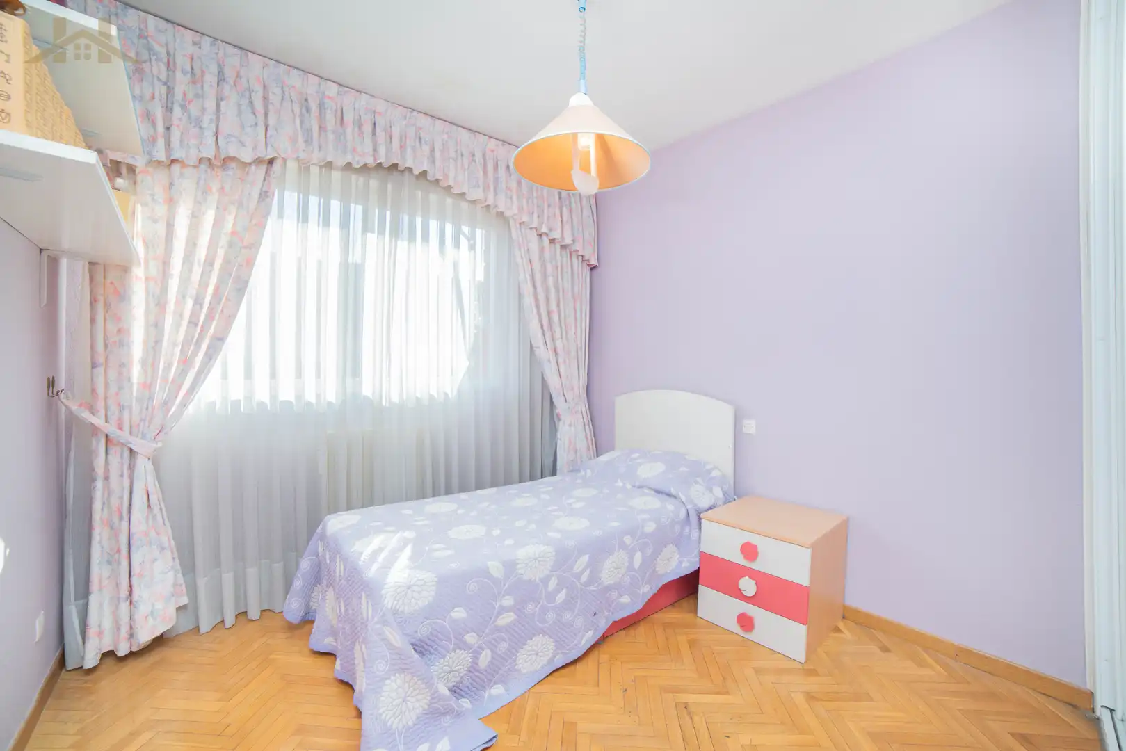 Habitación de Casa adosada en venta en Villaviciosa de Odón con Aire acondicionado, Calefacción y Jardín privado