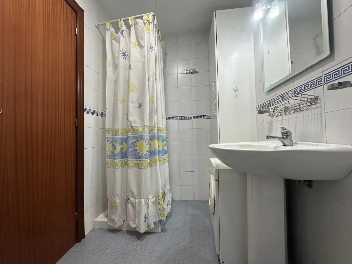 Bathroom of Flat for sale in Sevilla  with Air Conditioner, Heating and Storage room