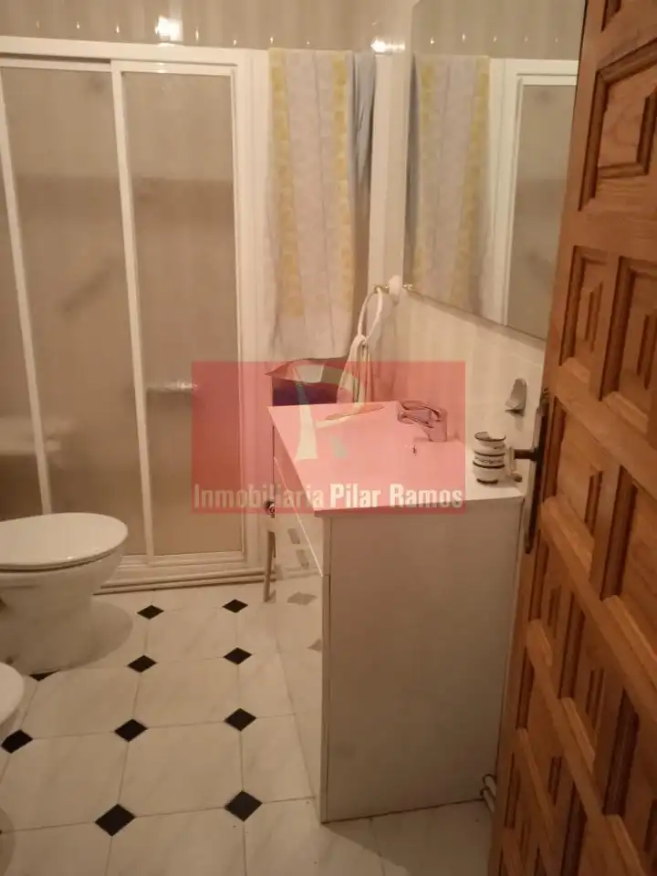 Bany de Casa o xalet en venda en Destriana amb Calefacció, Jardí privat i Parquet