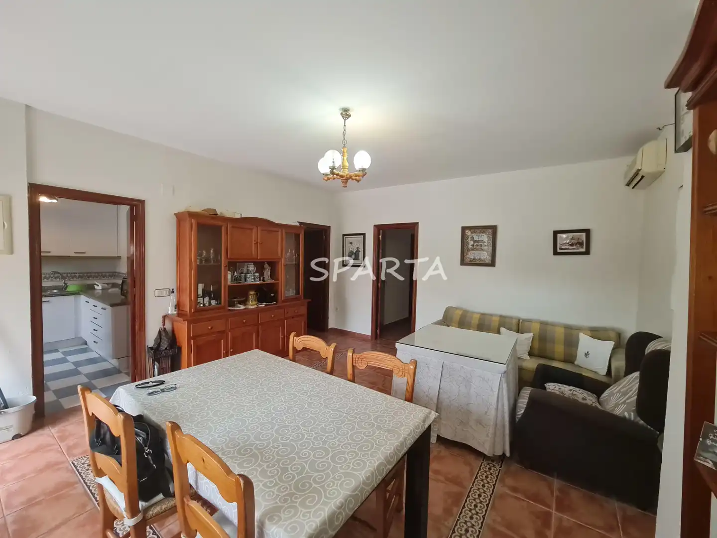 Wohnzimmer von Country house zum Verkauf in Sanlúcar la Mayor mit Privatgarten, Schwimmbad und Ofen