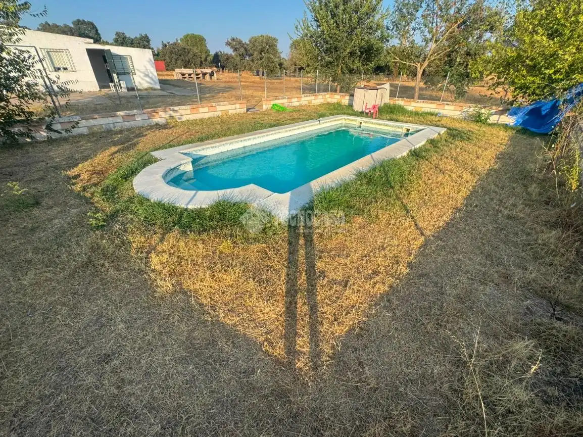 Piscina de Finca rústica en venda en Badajoz amb Traster i Moblat