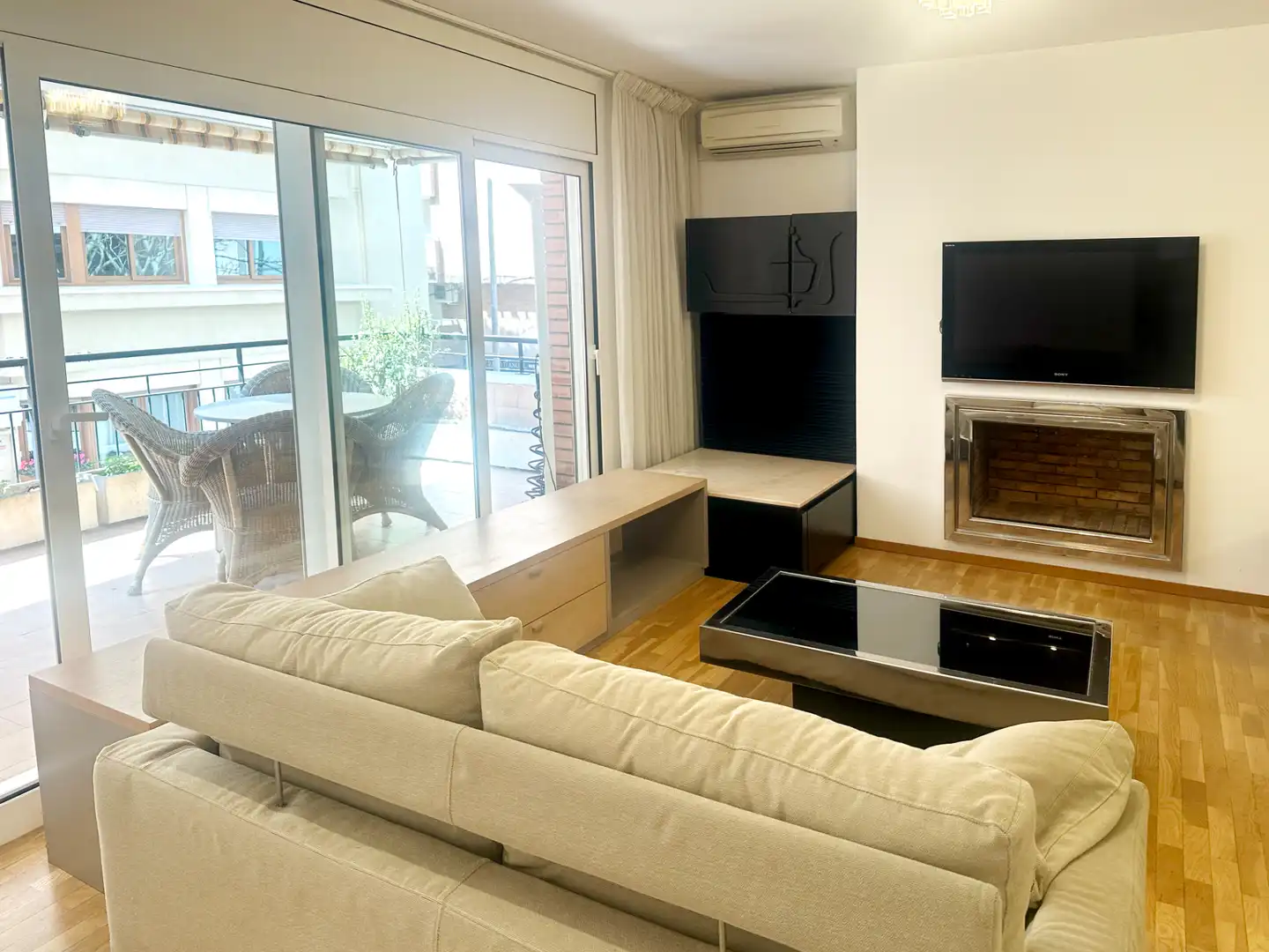 Living room of Flat for rent in  Barcelona Capital  with Air Conditioner, Heating and Parquet flooring