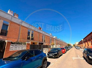 Casa a schiera con balcone in vendita a Calle Rio Huecar