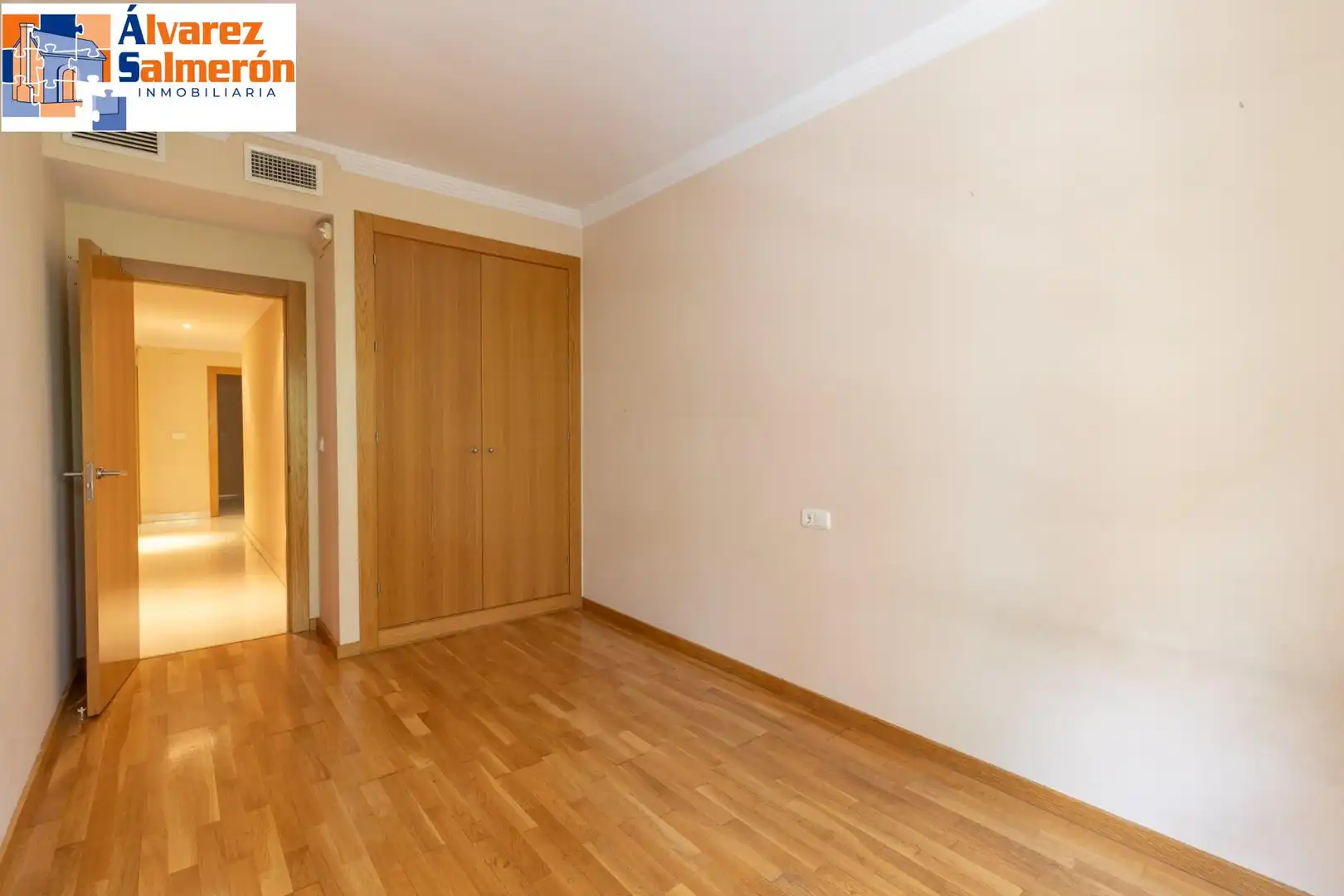 Bedroom of Flat for sale in Granada  with Air Conditioner and Heating
