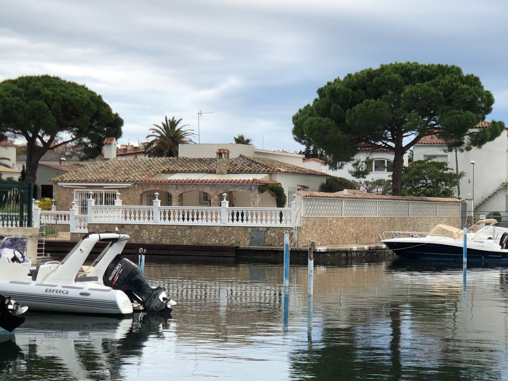Vista exterior de Casa o xalet en venda en Empuriabrava amb Aire condicionat, Jardí privat i Terrassa