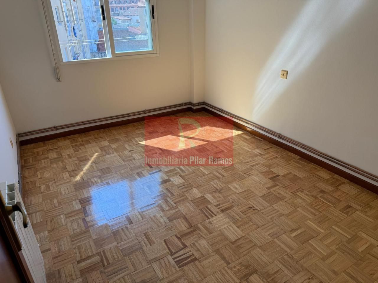 Dormitori de Pis en venda en Santa María del Páramo amb Calefacció, Parquet i Terrassa