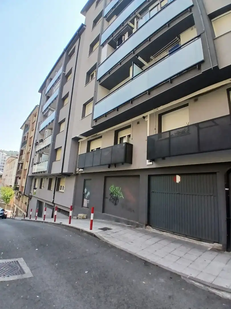 Vista exterior de Pis en venda en Ermua amb Calefacció, Parquet i Forn