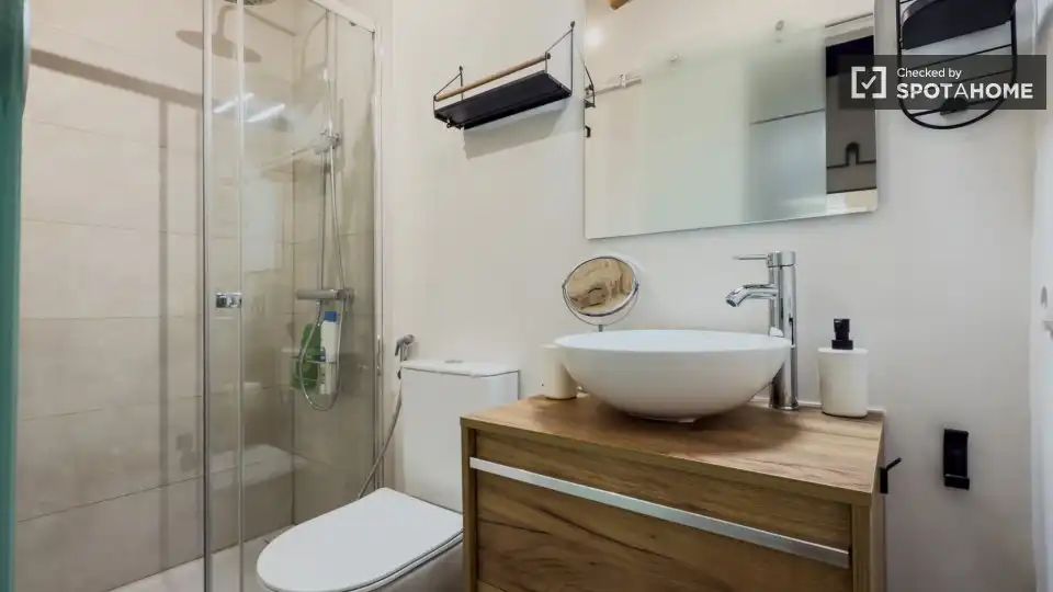 Bathroom of Flat for rent in  Barcelona Capital  with Air Conditioner, Heating and Furnished