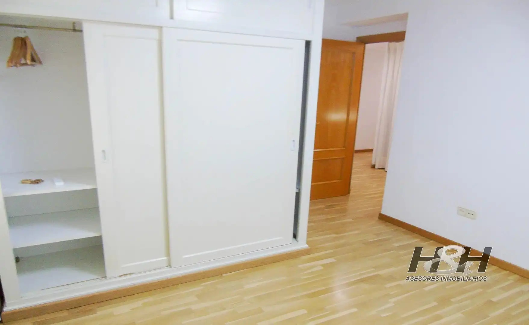 Dormitori de Pis de lloguer en Burjassot amb Parquet i Balcó