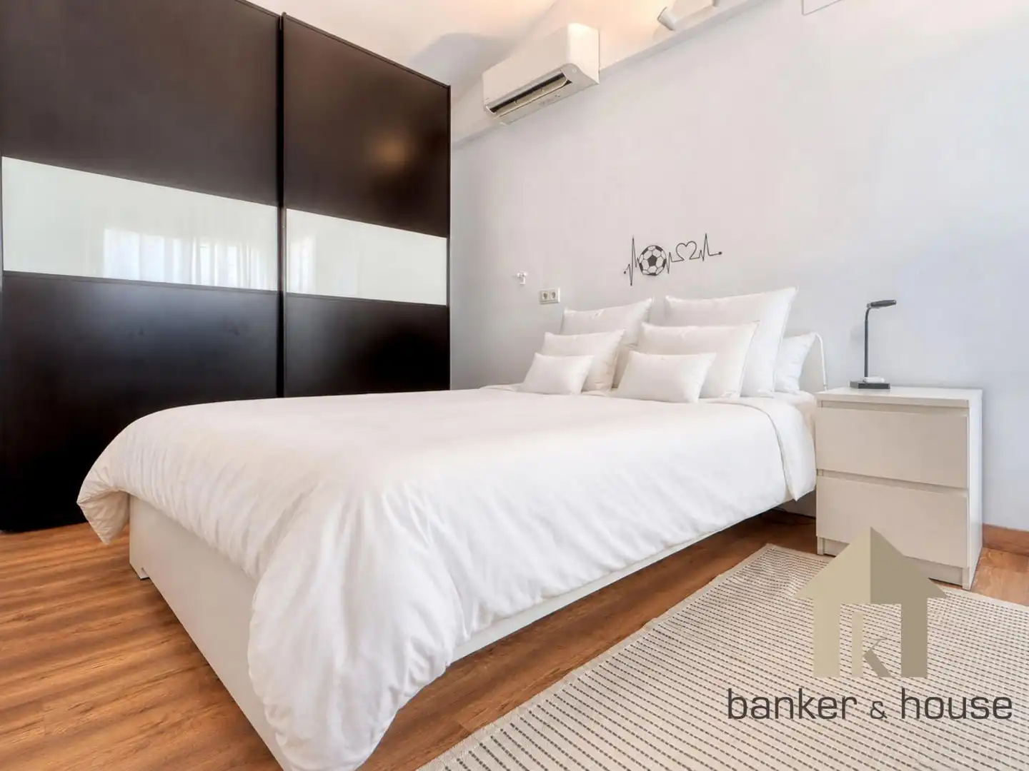 Habitación de Casa adosada en venta en Cerdanyola del Vallès con Aire acondicionado, Jardín privado y Terraza